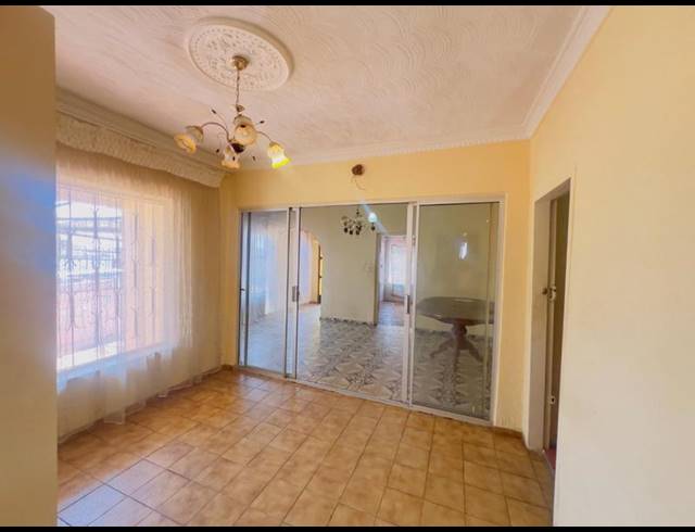 2 BEDROOM HOUSE FOR SALE IN DIEPKLOOF